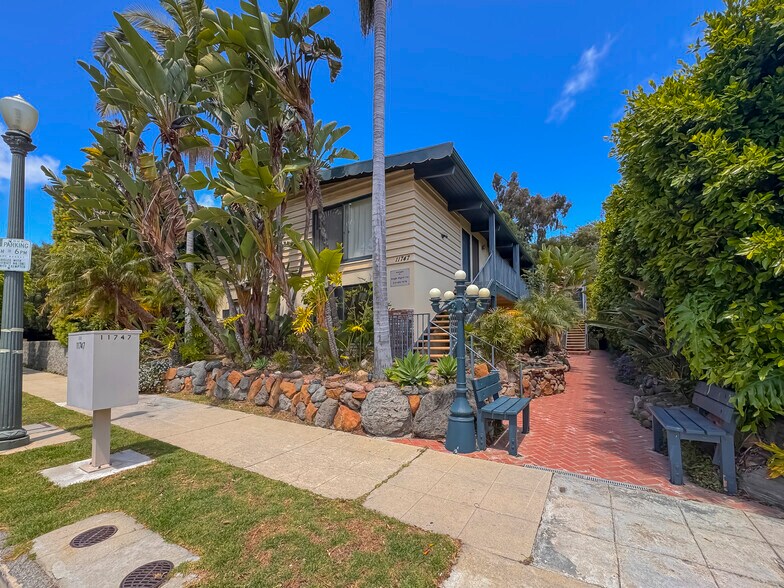 11747 Bellagio Rd, Los Angeles, CA à vendre - Photo de l’immeuble – Image 2 sur 21