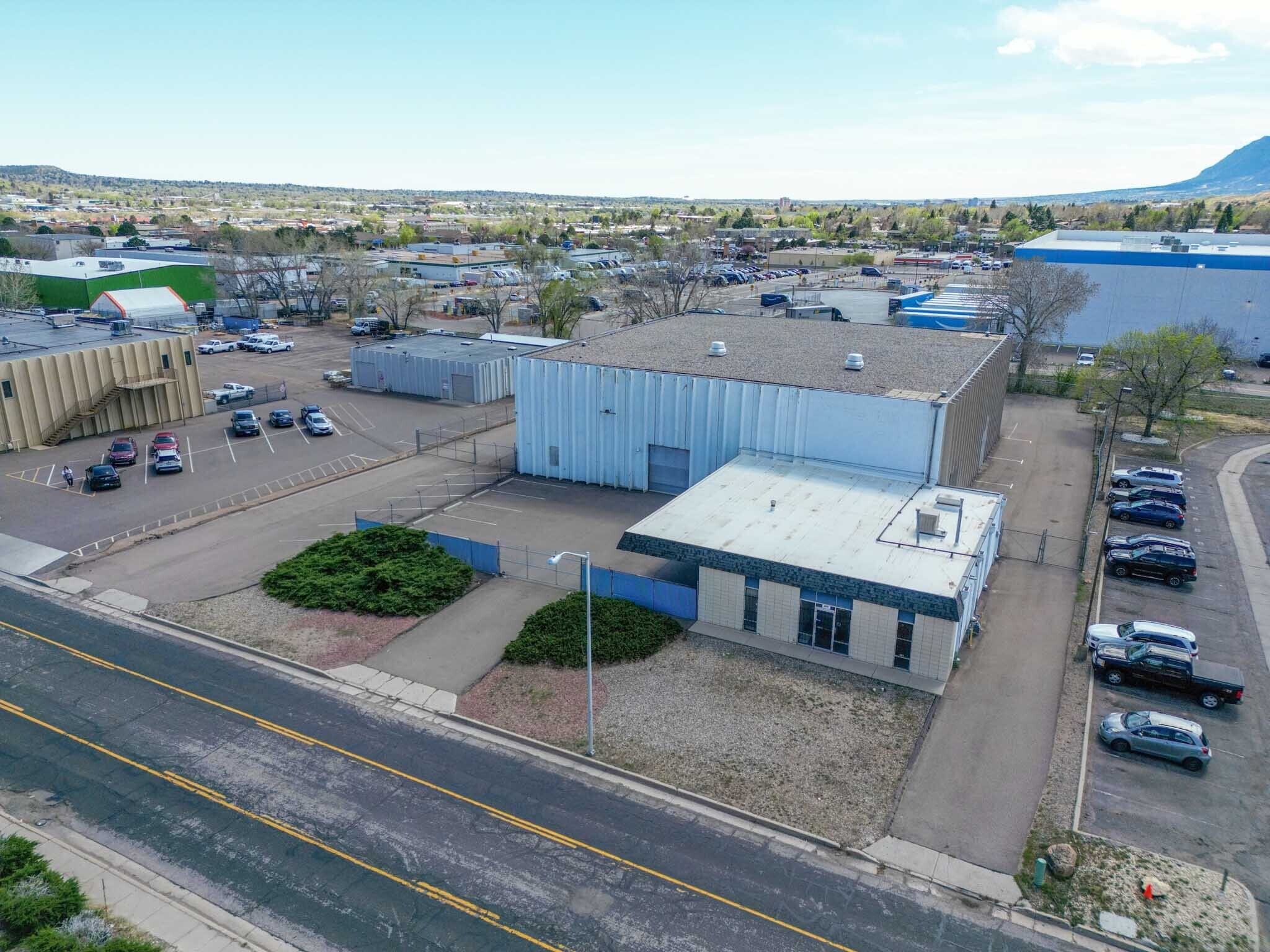 675 Elkton Dr, Colorado Springs, CO à louer Photo de l’immeuble– Image 1 sur 7