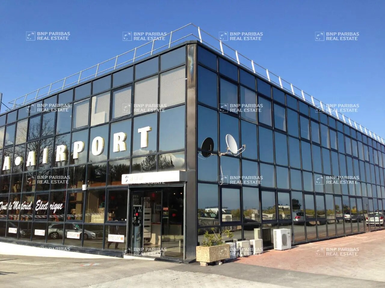 Local d’activités dans Villeneuve-Loubet à louer Photo de l’immeuble– Image 1 sur 26