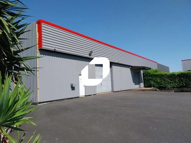 Plus de détails pour Local d'activités à louer