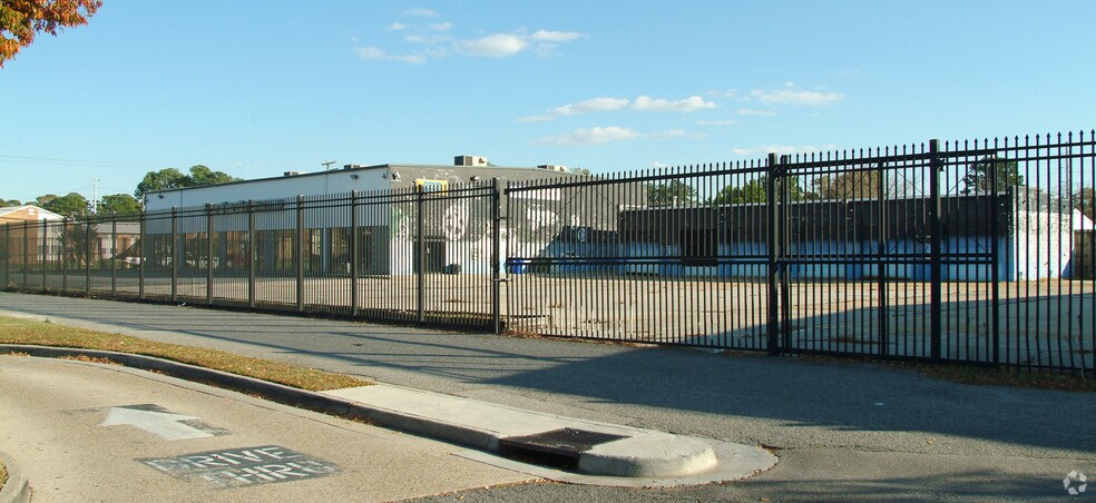 7851 Azalea Garden Rd, Norfolk, VA à vendre - Photo de l’immeuble – Image 2 sur 14