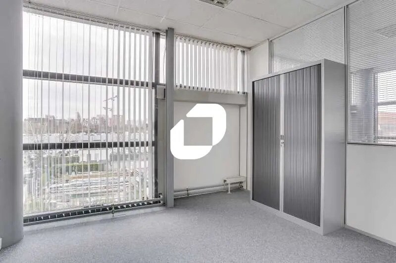 Local d’activités dans Nanterre à louer - Photo de l’immeuble – Image 3 sur 7
