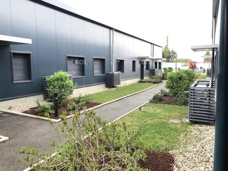 Local d’activités dans Vénissieux à louer - Photo de l’immeuble – Image 3 sur 7