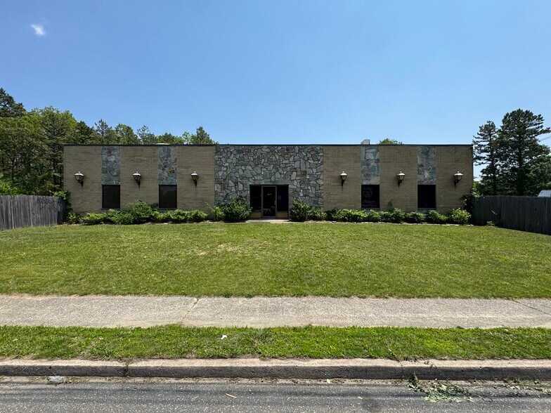 245 Middle Island Rd, Medford, NY à louer - Photo de l’immeuble – Image 1 sur 12