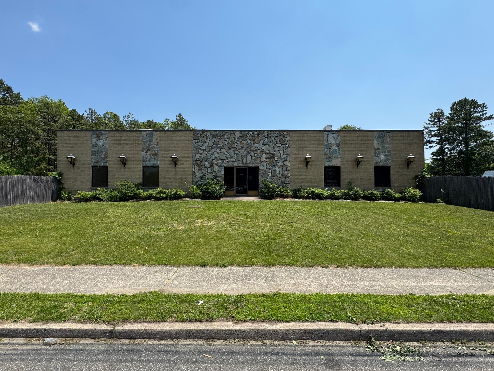 245 Middle Island Rd, Medford, NY à louer Photo de l’immeuble– Image 1 sur 13