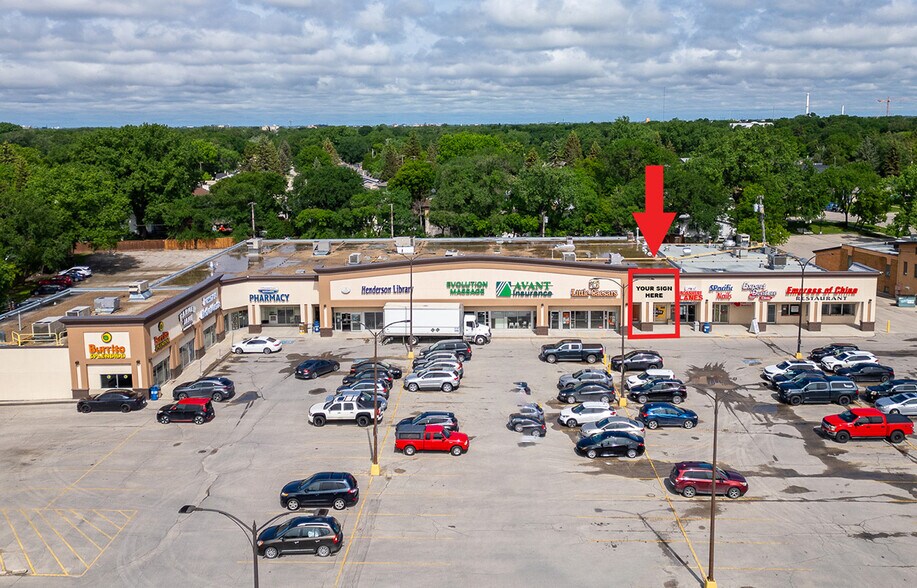 1050 Henderson Hwy, Winnipeg, MB à louer - Photo de l’immeuble – Image 3 sur 6