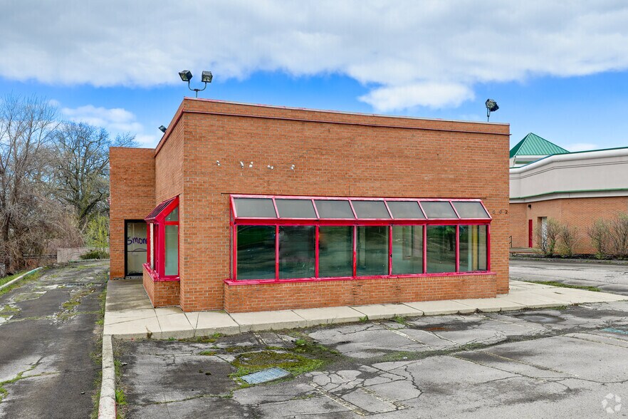1802 E Ridge Rd, Rochester, NY à vendre - Photo de l’immeuble – Image 2 sur 7