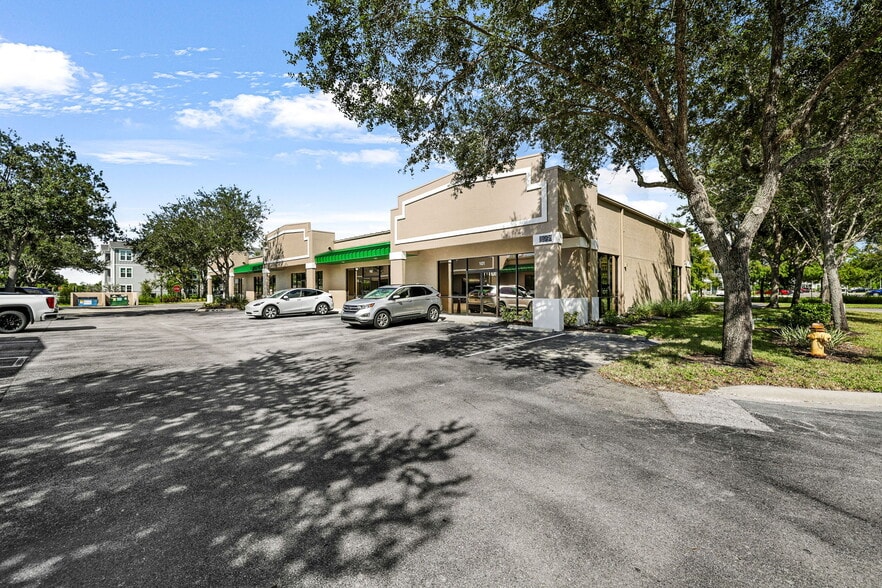 8991 Daniels Center Dr, Fort Myers FL - Commerce