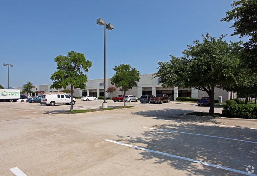 1100 Valwood Pky, Carrollton, TX à louer - Photo principale – Image 1 sur 4