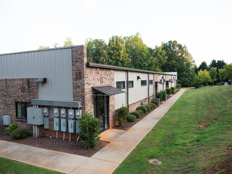 2210 Leah Dr, Hillsborough, NC à louer - Photo de l’immeuble – Image 2 sur 8