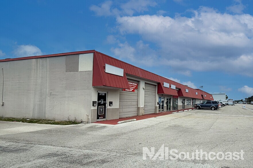 3700-3758 SE Dixie Hwy, Stuart, FL à louer - Photo de l’immeuble – Image 1 sur 6