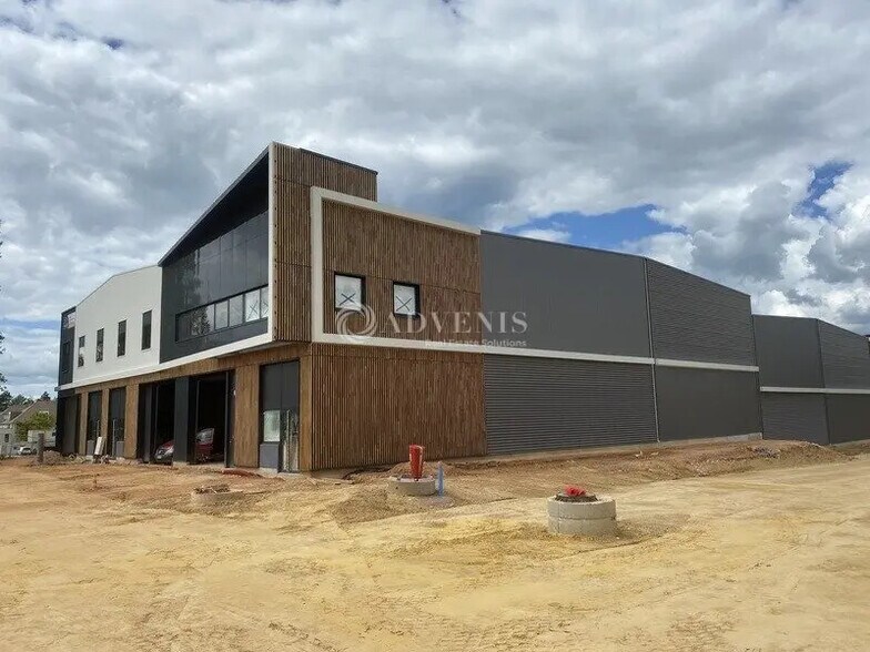 Local d'activités dans Plaisir à vendre - Photo de l’immeuble – Image 2 sur 5