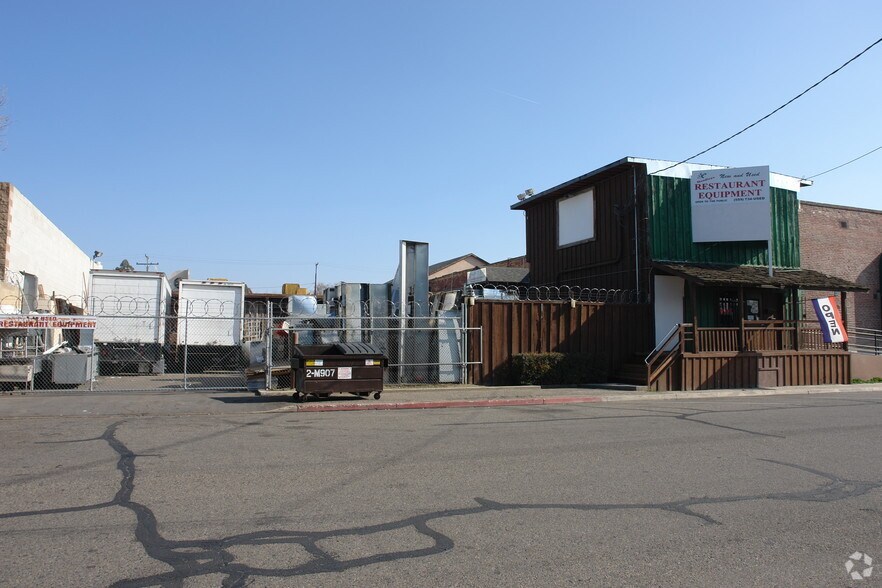 400 N Johnson St, Visalia, CA à vendre - Photo de l’immeuble – Image 2 sur 5