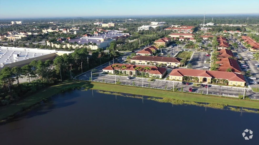 573 NW Lake Whitney Pl, Port Saint Lucie, FL à vendre - Vidéo aérienne par drone – Image 2 sur 11