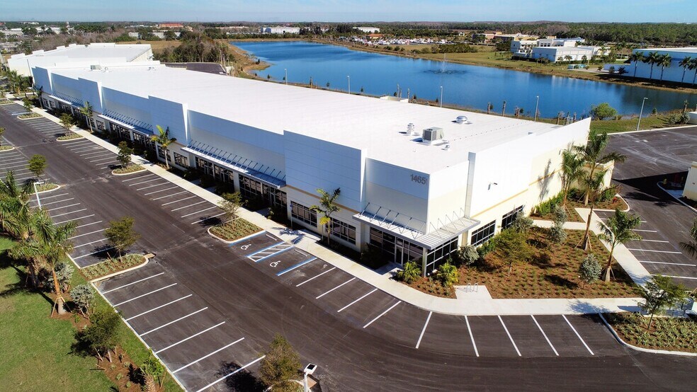 14651 Jetport Loop, Fort Myers, FL à louer - Photo de l’immeuble – Image 3 sur 5