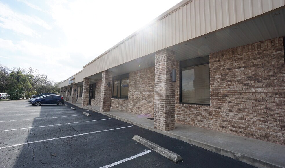 2111 Sam Bass Rd, Round Rock, TX à louer - Photo de l’immeuble – Image 3 sur 4