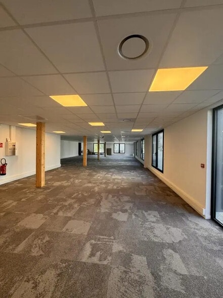 2 Rue Du Dr Charles-Gabriel Pravaz, Sainte-Foy-lès-Lyon à louer - Photo de l’immeuble – Image 3 sur 6