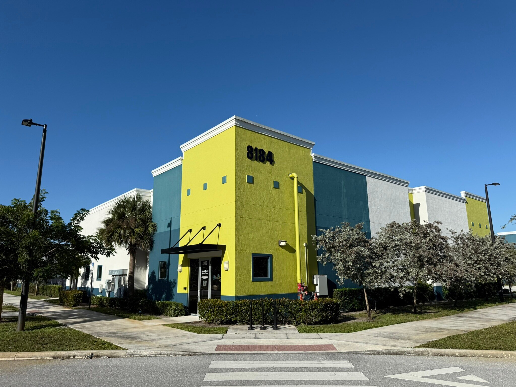 8184 SW Jack James Dr, Stuart, FL à louer Photo de l’immeuble– Image 1 sur 6