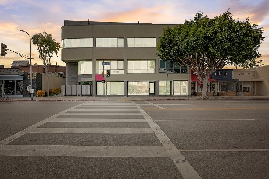 10951 W Pico Blvd, Los Angeles, CA à louer - Photo de l’immeuble – Image 1 sur 8
