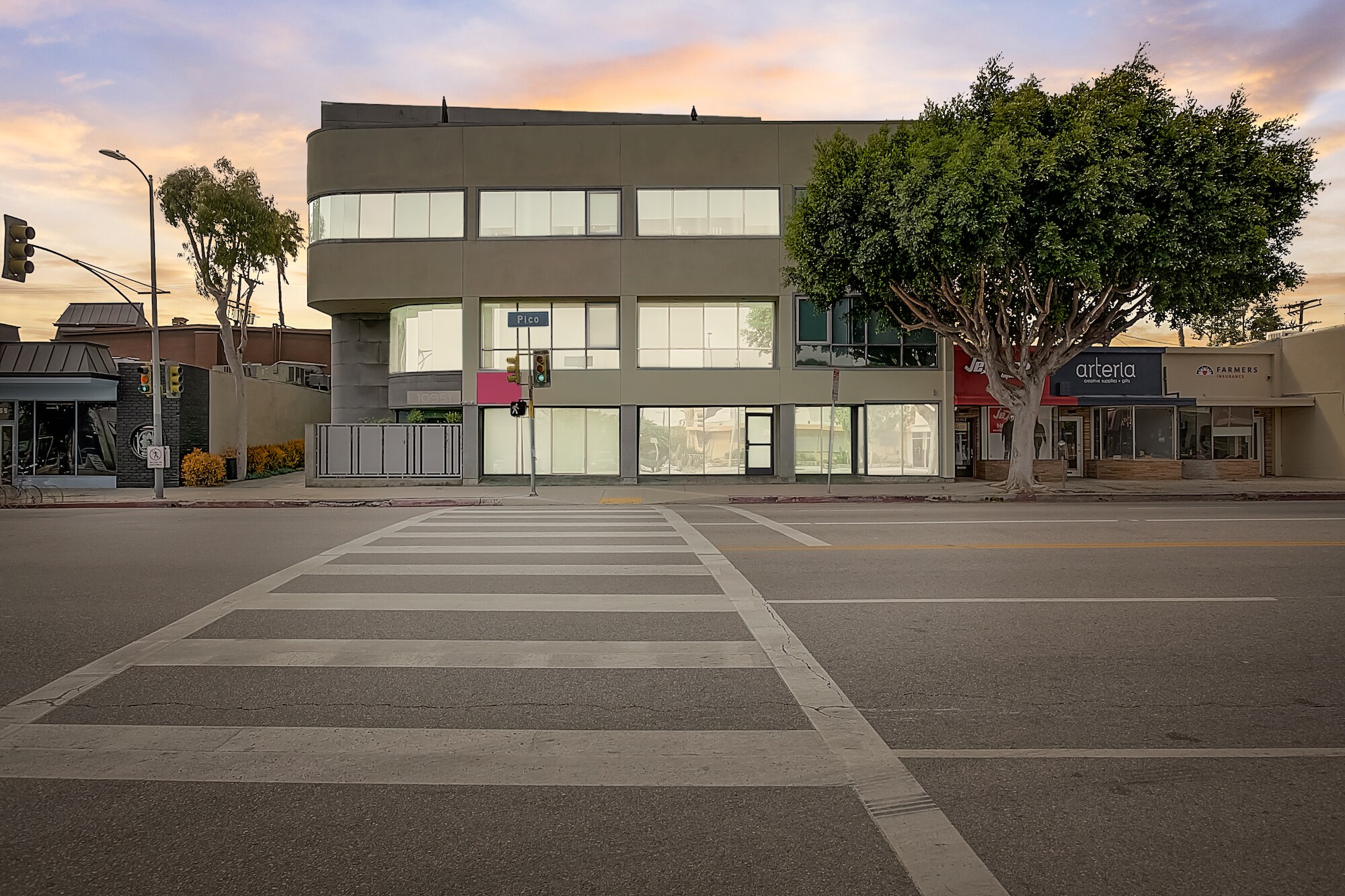 10951 W Pico Blvd, Los Angeles, CA à louer Photo de l’immeuble– Image 1 sur 9