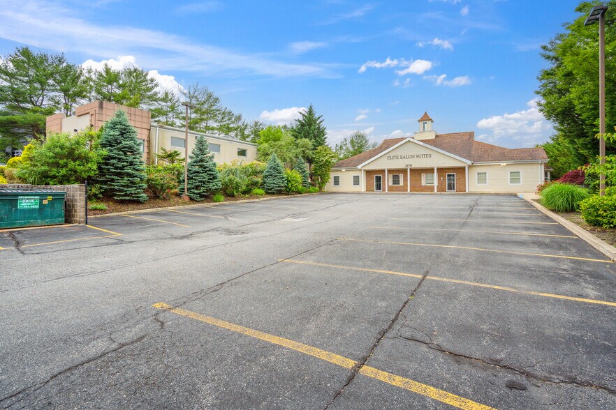 2170 Joshuas Path, Hauppauge, NY à vendre - Photo de l’immeuble – Image 3 sur 31