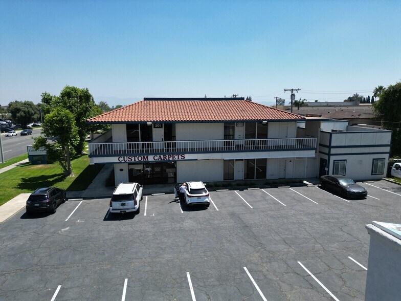 715 N Mountain Ave, Upland, CA à louer - Photo de l’immeuble – Image 2 sur 10