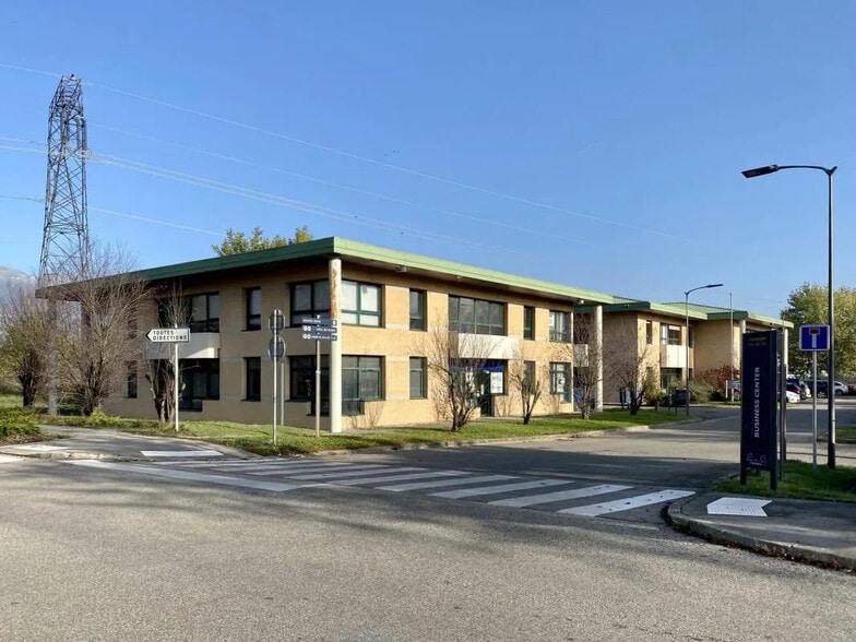 Local d'activités dans Saint-Genis-Pouilly à vendre - Photo de l’immeuble – Image 1 sur 13