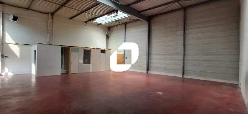 Local d’activités dans Épône à louer - Photo de l’immeuble – Image 1 sur 4
