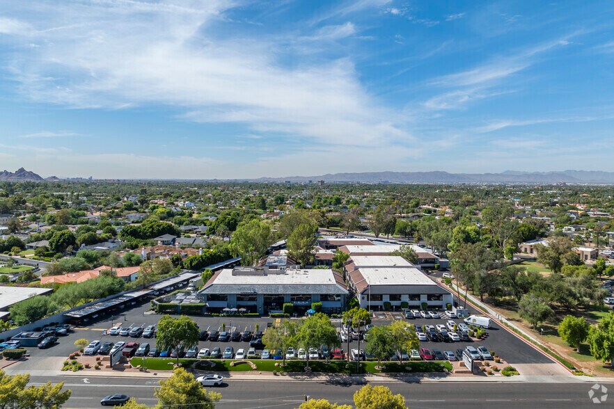 4455 E Camelback Rd, Phoenix, AZ à louer - Photo de l’immeuble – Image 3 sur 5