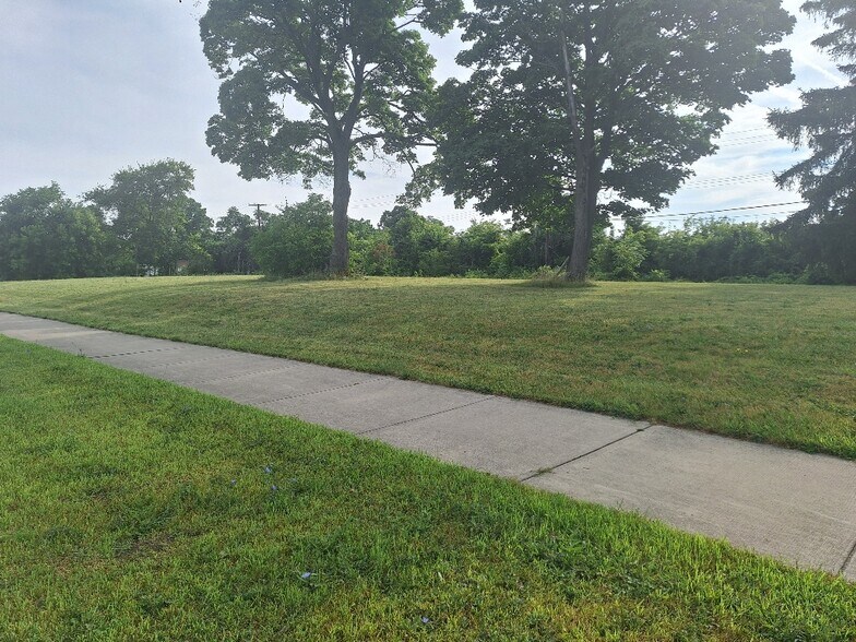 60 Martin Luther King Jr N Blvd, Pontiac, MI à vendre - Photo de l’immeuble – Image 2 sur 5