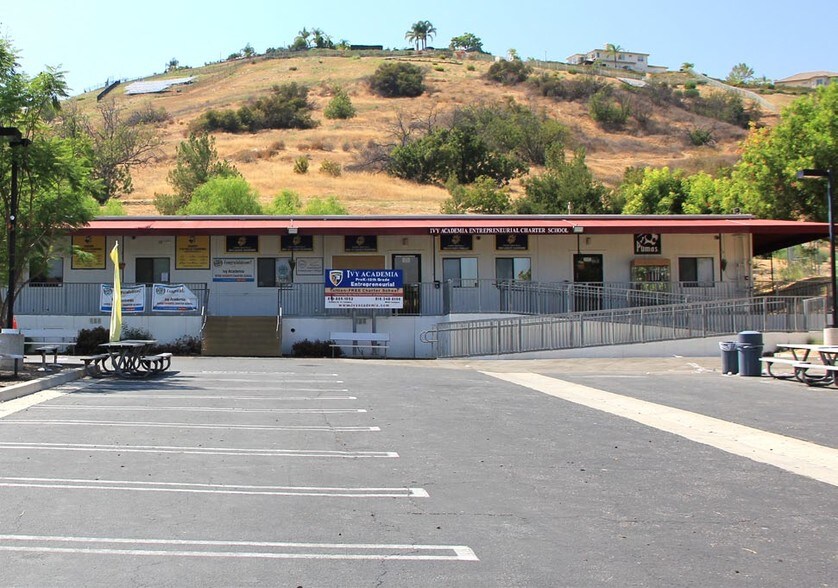 7353 Valley Circle Blvd, West Hills, CA à louer - Photo de l’immeuble – Image 3 sur 9