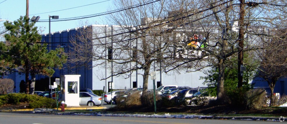 40 Hartz Way, Secaucus, NJ à louer - Photo de l’immeuble – Image 2 sur 4