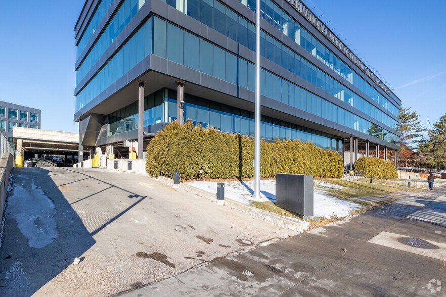 16-16 Whitestone Expy, Flushing, NY à louer - Photo de l’immeuble – Image 3 sur 11