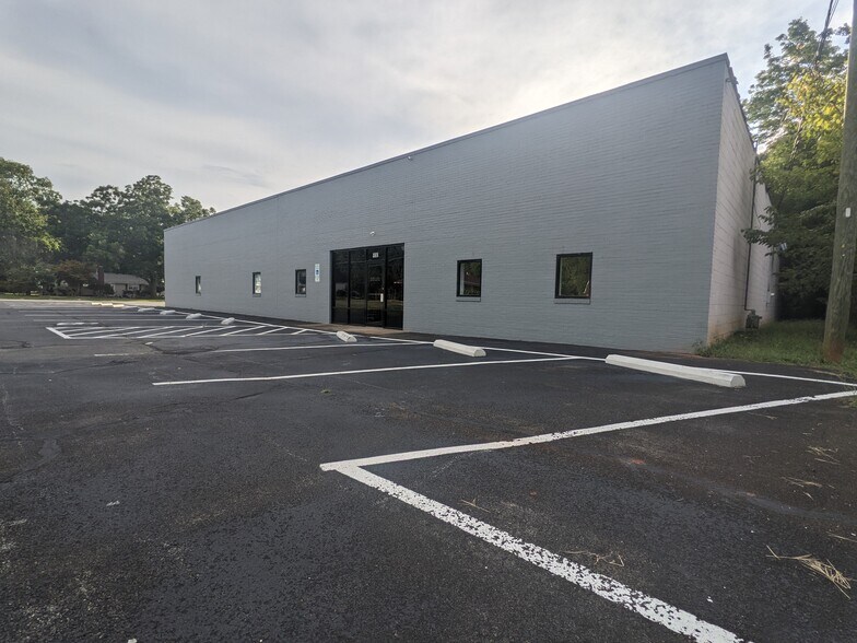 930 S Graham-hopedale Rd, Graham, NC à louer - Photo principale – Image 1 sur 10