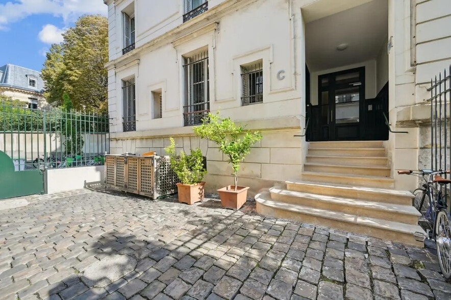 11 Rue Chateaubriand, Paris à louer - Photo de l’immeuble – Image 2 sur 14
