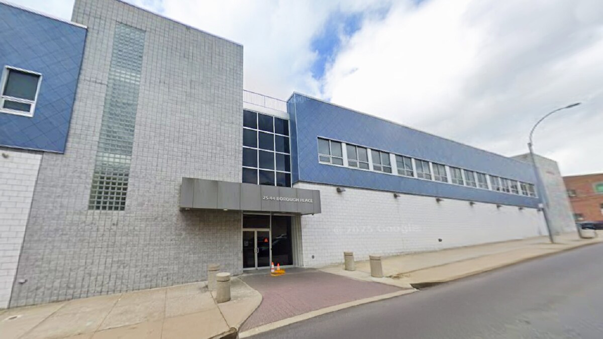 2544 Borough Pl, Woodside, NY à louer Photo principale– Image 1 sur 7