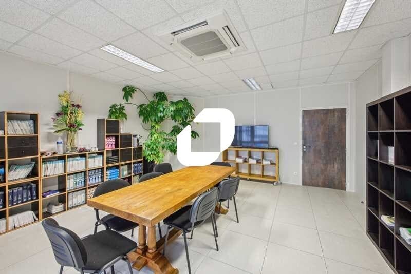 Bureau dans Les Essarts-le-Roi à louer - Photo intérieure – Image 1 sur 10