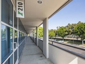 16 Technology Dr, Irvine, CA à louer Photo intérieure– Image 1 sur 12