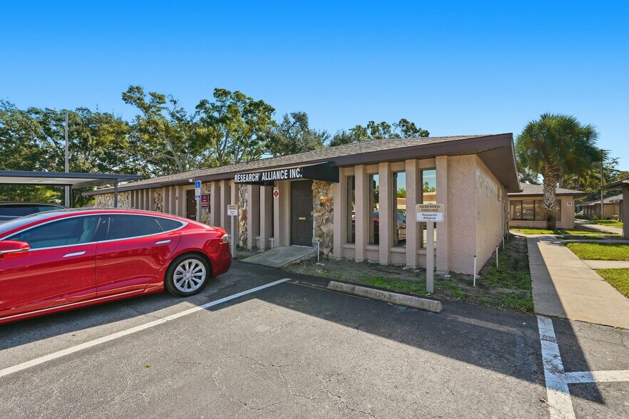 516 Lakeview Rd, Clearwater, FL à louer - Photo de l’immeuble – Image 2 sur 23