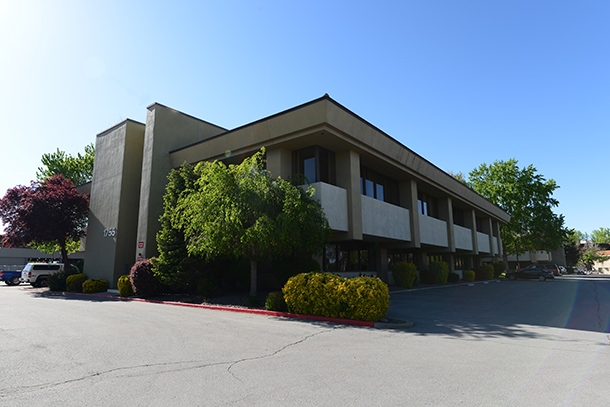 1755 E Plumb Ln, Reno, NV à louer - Photo de l’immeuble – Image 1 sur 7