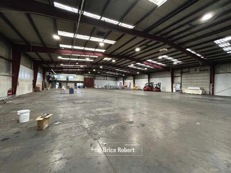 Local d’activités dans Brignais à louer - Photo de l’immeuble – Image 3 sur 4