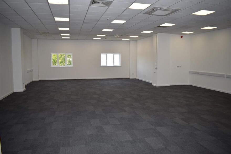 214-215 Langston Rd, Loughton à louer - Photo de l’immeuble – Image 3 sur 46