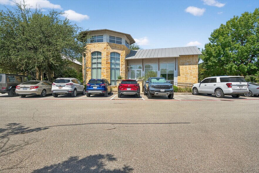 16023 Via Shavano, San Antonio, TX à vendre - Photo de l’immeuble – Image 2 sur 18