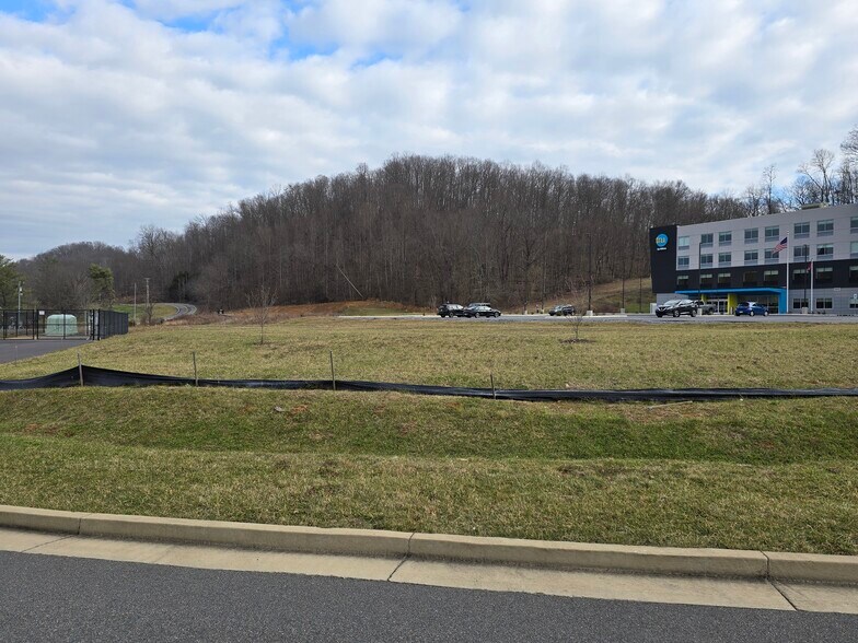56 Center Pointe Dr, Bristol, TN à vendre - Photo de l’immeuble – Image 3 sur 4