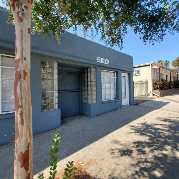 3538 Foothill Blvd, La Crescenta, CA à vendre - Photo de l’immeuble – Image 3 sur 3