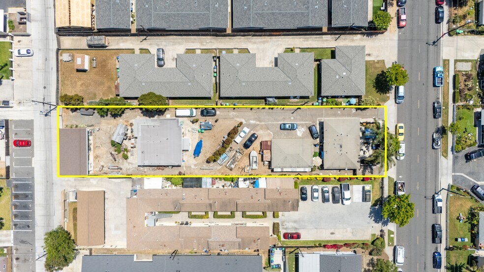2028 Wallace Ave, Costa Mesa, CA à vendre - Photo de l’immeuble – Image 2 sur 5
