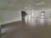 Espace intérieur lumineux et moderne, idéal pour une nouvelle activité professionnelle.