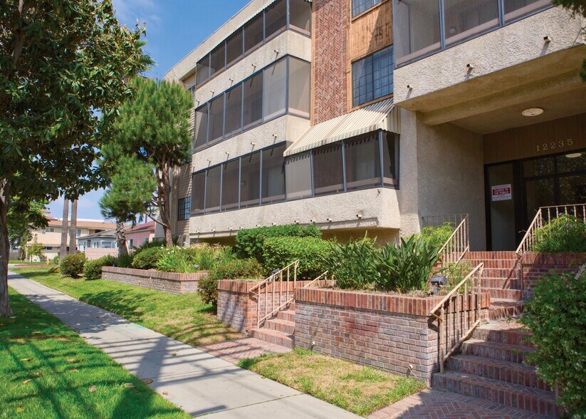 12235 Magnolia Blvd, Valley Village, CA à vendre - Photo de l’immeuble – Image 2 sur 15