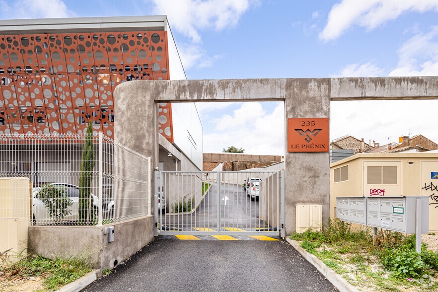 235 Chemin de la Madrague-Ville, Marseille à louer - Photo de l’immeuble – Image 3 sur 3