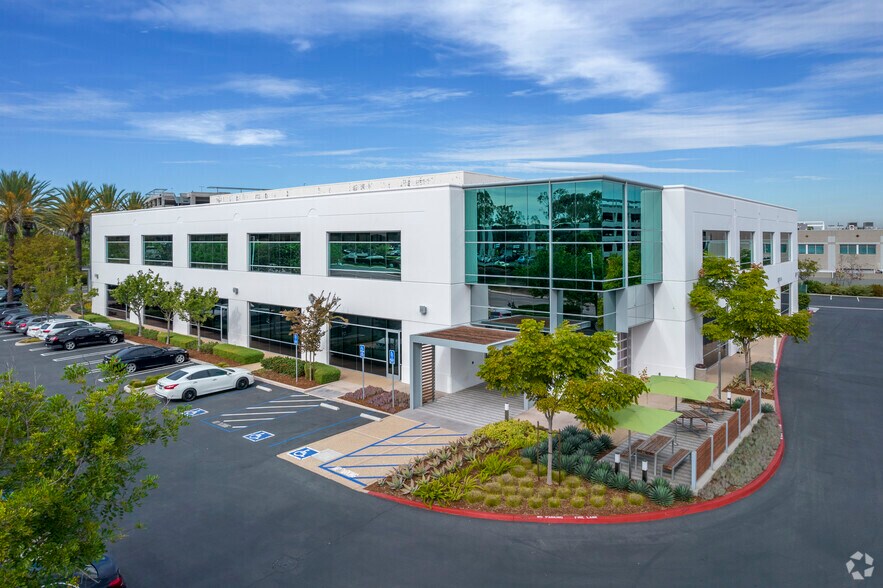 5717 Pacific Center Blvd, San Diego, CA à louer - Photo de l’immeuble – Image 2 sur 8